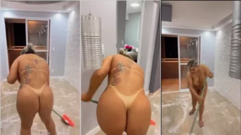 Flagra amador de Marcinha Caminhoneira fazendo a limpeza da casa sem roupas
