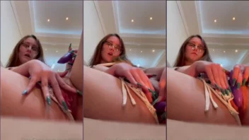 Maria Eduarda está se divertindo ao estimular seu clitóris com um vibrador na sua vulva