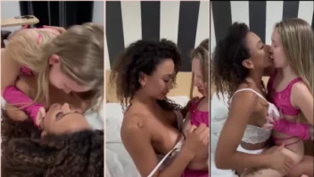 Duas mulheres lésbicas se divertindo e trocando carícias de forma bem intensa