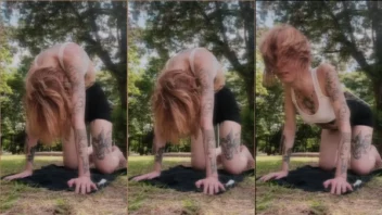 Psylunar novinha atraente fazendo alongamentos no parque para todo mundo ver