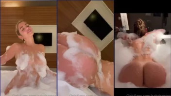 Sabrina Cortez toda nua curtindo um banho de espuma no vídeo caseiro