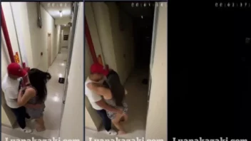 Luana, mulher casada, é pega fudendo gostoso oral em um homem no corredor do prédio