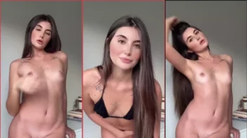 Alana Gelmi fez um vídeo sem camisa mostrando as teta