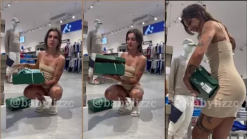 Marjorie Costa foi flagrada vestindo um vestido sem calcinha na loja de tênis