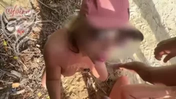 Loira do Corno aprontou na praia e ficou com vinte caras diferentes
