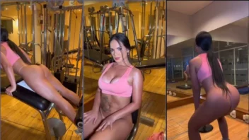 Kethellen Soares foi flagrada malhando sem roupa na academia