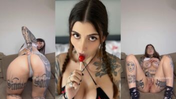 Lulu Valotta no Xvideos se divertindo e mostrando sua bucetinha rosa enquanto dá uma piscadinha para o seu fofo