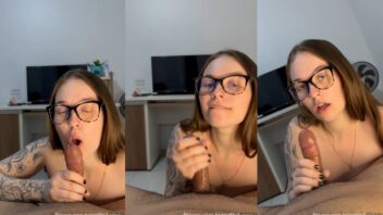 Lyssasch se diverte mamando bem e ganha bastante leite na cara!