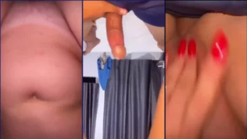 Pau no rabo da mulher do café em um vídeo caseiro