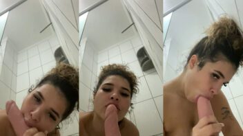 Vivian Oliveira se divertindo com um consolo grande durante o banho