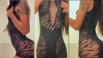 Veja gratuitamente os vídeos da Stephany Vitoria usando um vestido transparente
