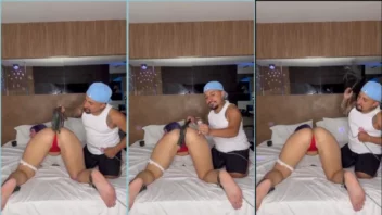 A linda Belinha de quatro tomando umas palmadas com o chicote do Anão Pistolinha