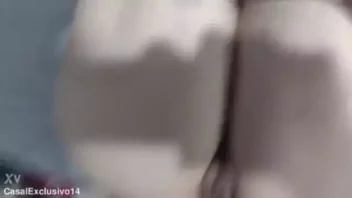 Negro da rola avantajada socando sem frescura no rabinho apertado da danada no quarto do prazer