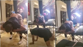 Anitta fazendo uma tatuagem na parte de trás em um vídeo do OnlyFans