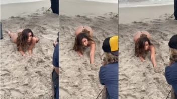 Anitta toda nua, rebolando na areia durante um ensaio fotográfico bem picante na praia