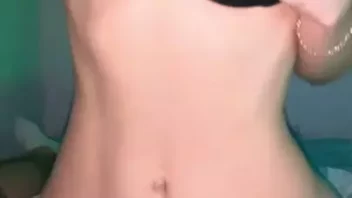Ellie, uma mexicana novinha do tipo caseirinha, tá bombando no OnlyFans!