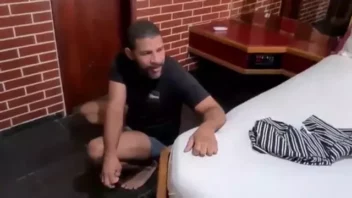 Festa doidão com penetração dupla na mulher atraente do cara que não se impõe