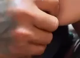 Karlyane Menezes saboreando um delicioso leite quente com uma explosão intensa de sabor na boca