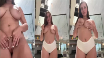 Lais Dias sem roupas, exibindo sua peludinha e seus peitão enormes