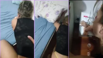 Loirinha safada se divertindo com o vizinho bem dotado