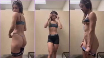Menina sarada apareceu na rede sem roupa, se divertindo e se exibindo com a pepeca