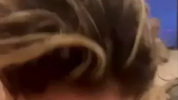 Sarah Melo em um vídeo amador feito em casa