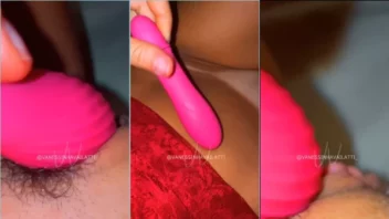 Vanessinha Vailatti se diverte pra caramba com sua buceta bem molhadinha
