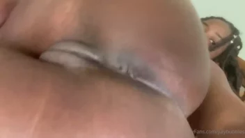 Vídeo caseiro de julho com Bubbles pelada de lado arrasando com o bundão em destaque.