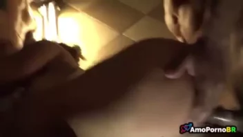 Esposa traiçoeira dando uma escapada com dois caras na putaria, deixando o maridão na humilhação