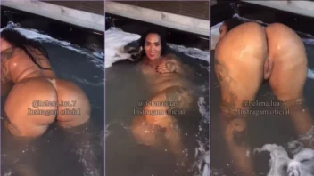 Helena Lua curtindo um funk sem roupa na banheira do motel