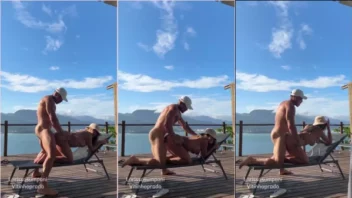 Larissa Sumpani dá uma liberada na intimidade com o namorado debaixo do céu aberto