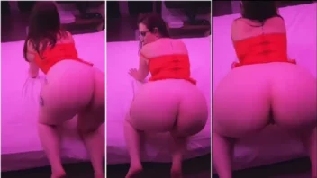 Loucura safada no xvideos, com uma deliciosa rebolando o bundão gigante de quatro na cama