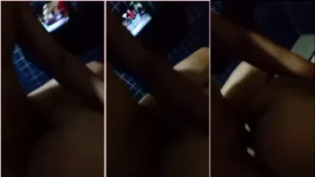 Menininha deliciosa levando um pauzão no bumbum