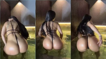 Tati Maya curtindo seu Privacy enquanto faz um passinho na piscina, com o rabão bem levantado