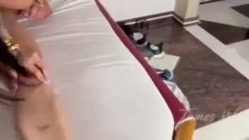 Elisa Sanches, cheia de desejo, mostra sua xoxota bem rosada