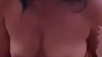 Fazendo um lance picante com a mamãe gata do meu amigo fortão em um pornô de tirar o fôlego