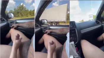Flagra de uma mulher safada se masturbando para um homem enquanto o carro está em movimento