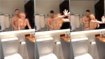 Mel Flores no OnlyFans fazendo a festa com o novinho no banheiro