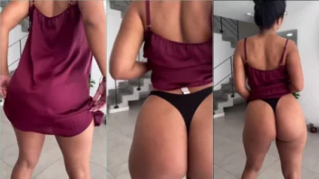 Morena Joha Giraldo dando aquele rebolado com a calcinha enfiada lá no bumbum