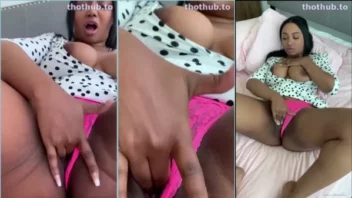 Olivia, uma britânica novinha, se divertiu bastante se masturbando com os dedos na xoxota