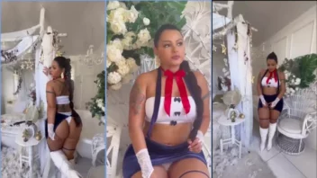 Vídeos da Dj Crystal de colegial com a calcinha à mostra
