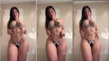 A musa do TikTok, Karen Paniagua, causando com sua calcinha irresistível