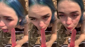 Flagra de uma safadinha se deliciando com um consolo debaixo do céu aberto