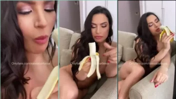 Raissa Barbosa, a famosa, saboreando uma banana