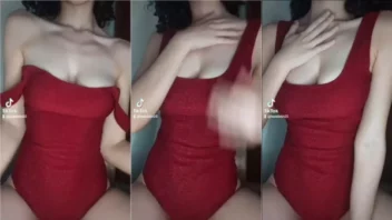 Solteirinha desinibida posou nua na internet em busca de uma diversão a mais!