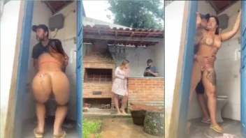 Vazou um vídeo da ruivinha casada, toda gostosa, se pegando com um pedreiro!