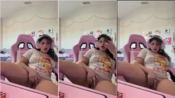 Vídeo caseiro da Altheaj69 se divertindo sozinha na frente do computador