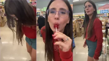 Videos pornô de uma novinha safadinha tirando um pirulito da sua xoxota no mercado