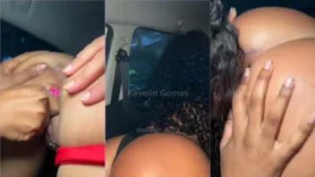 Amizade íntima com putaria entre gatinhas peladas dentro do carro