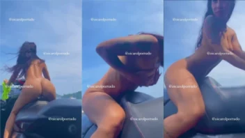 Flagra de uma brasileira mostrando a marquinha da xoxota em cima do jet ski